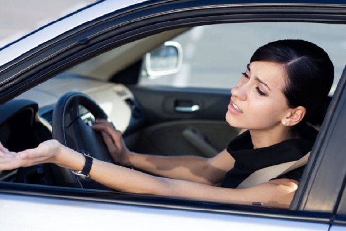 femeie volan permis conducere